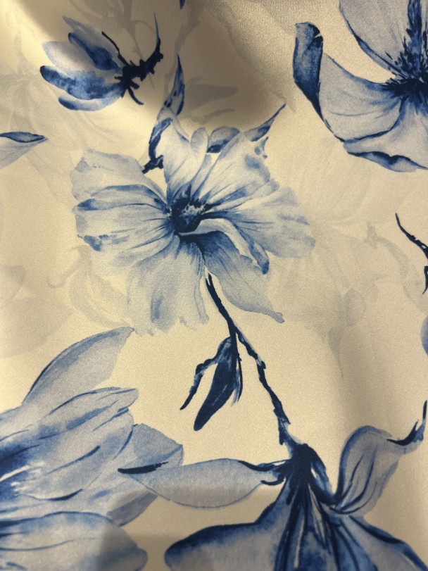Falda satinada flores azul