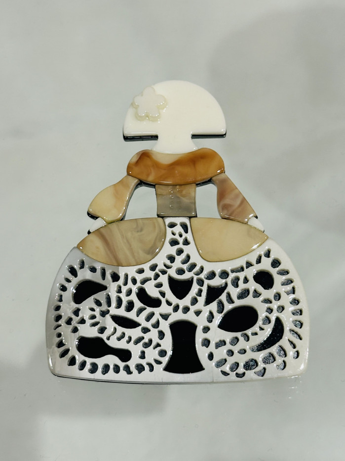 BROCHE MENINA TROQUELADA