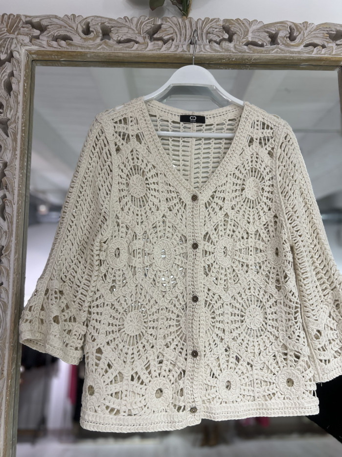 CHAQUETA TROQUELADA BEIGE