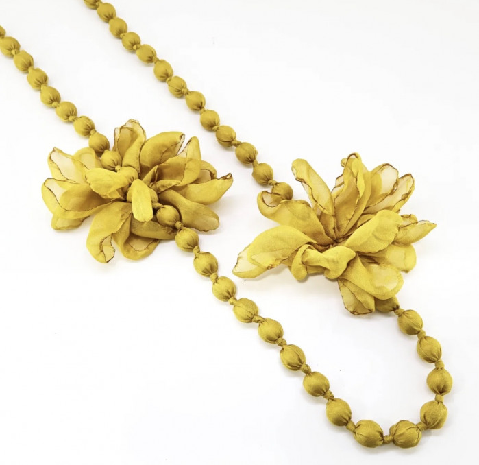 COLLAR TELA MOSTAZA FLOWER